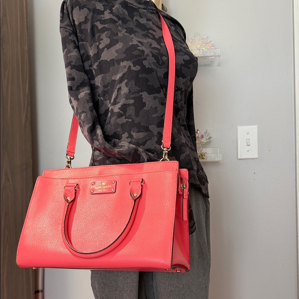 Kate Spade EUC coral pebble, leather crossbody adjust/removeable strap